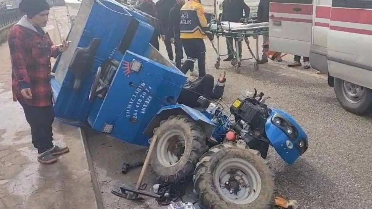 Lastiği kopan tarım aracı devrildi, sürücüsü yaralandı