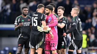 Lider Arsenal geriye düştüğü maçı kazandı