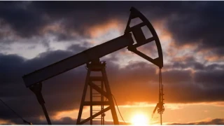 Masa devrildi, petrol uçtu
