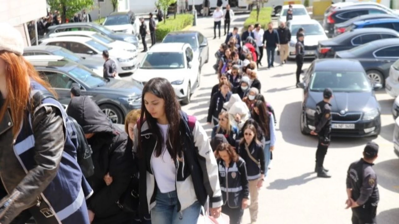 Metrelerce kuyruk oluşturan şüphelilerin sevki 3 dakika sürdü