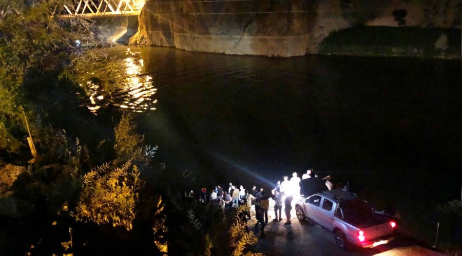 Minibüs nehre uçtu: 5 ölü