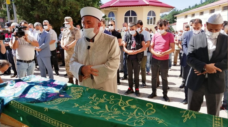 Minik İkra Nur toprağa verildi