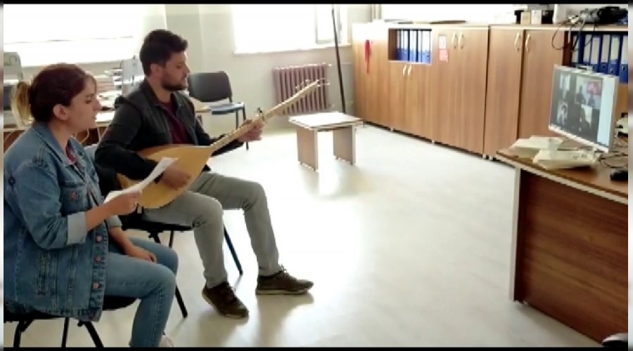 Öğretmenlerden öğrencilere sazlı motivasyon