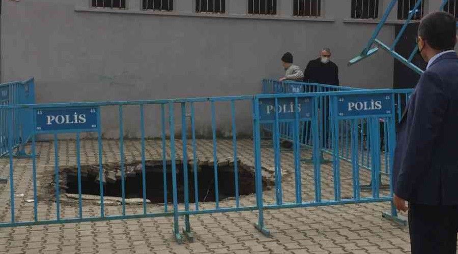 Okul bahçesinde korkutan göçük