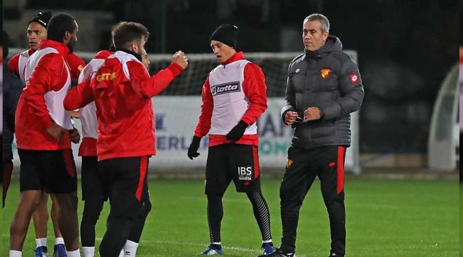 Özdeş ilk maçına çıkıyor