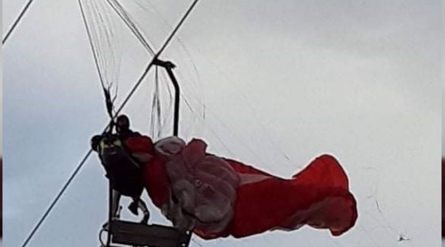 Paraşüt telesiyej hattına dolandı