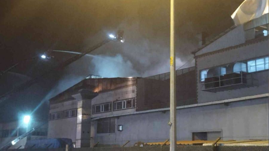 Pendik'te cam ve plastik fabrikasında yangın