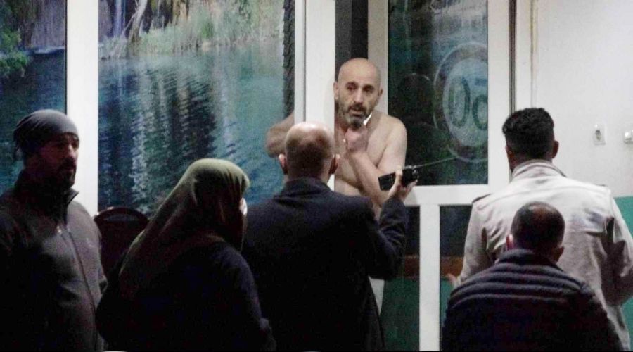 Polisten kaçıp 9 kişiyi rehin aldı