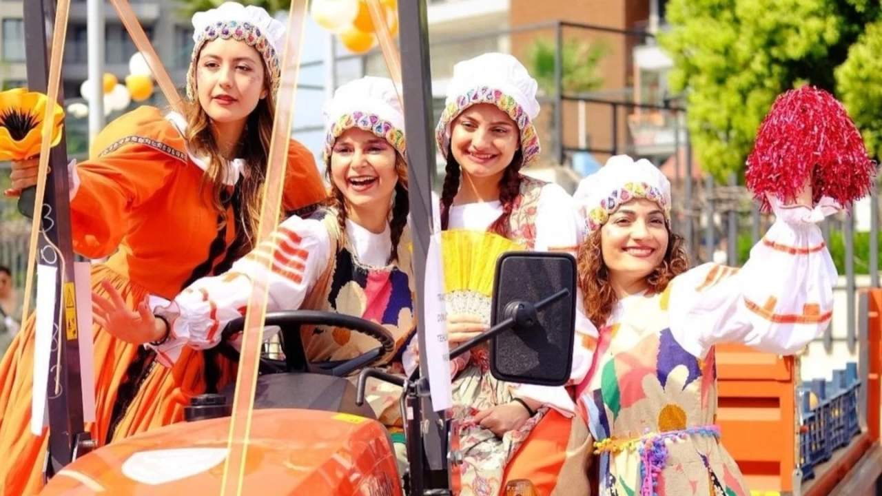 Portakal Çiçeği Karnavalı tüm kenti sardı