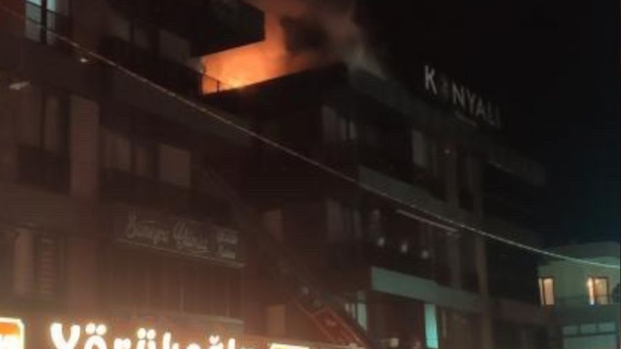 Restoranın çatısı alev alev yandı