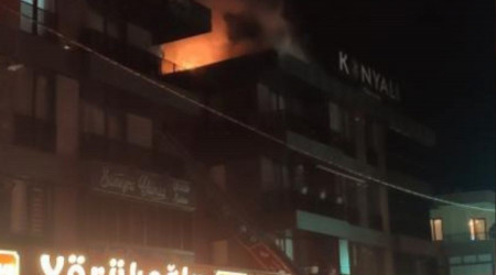 Restoranın çatısı alev alev yandı