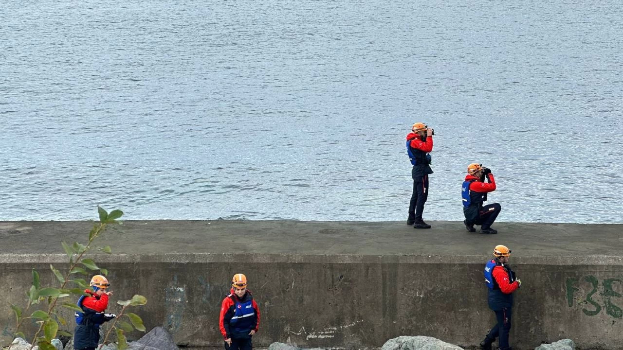 Rize'de denizde kaybolan kadını arama çalışmaları sürüyor