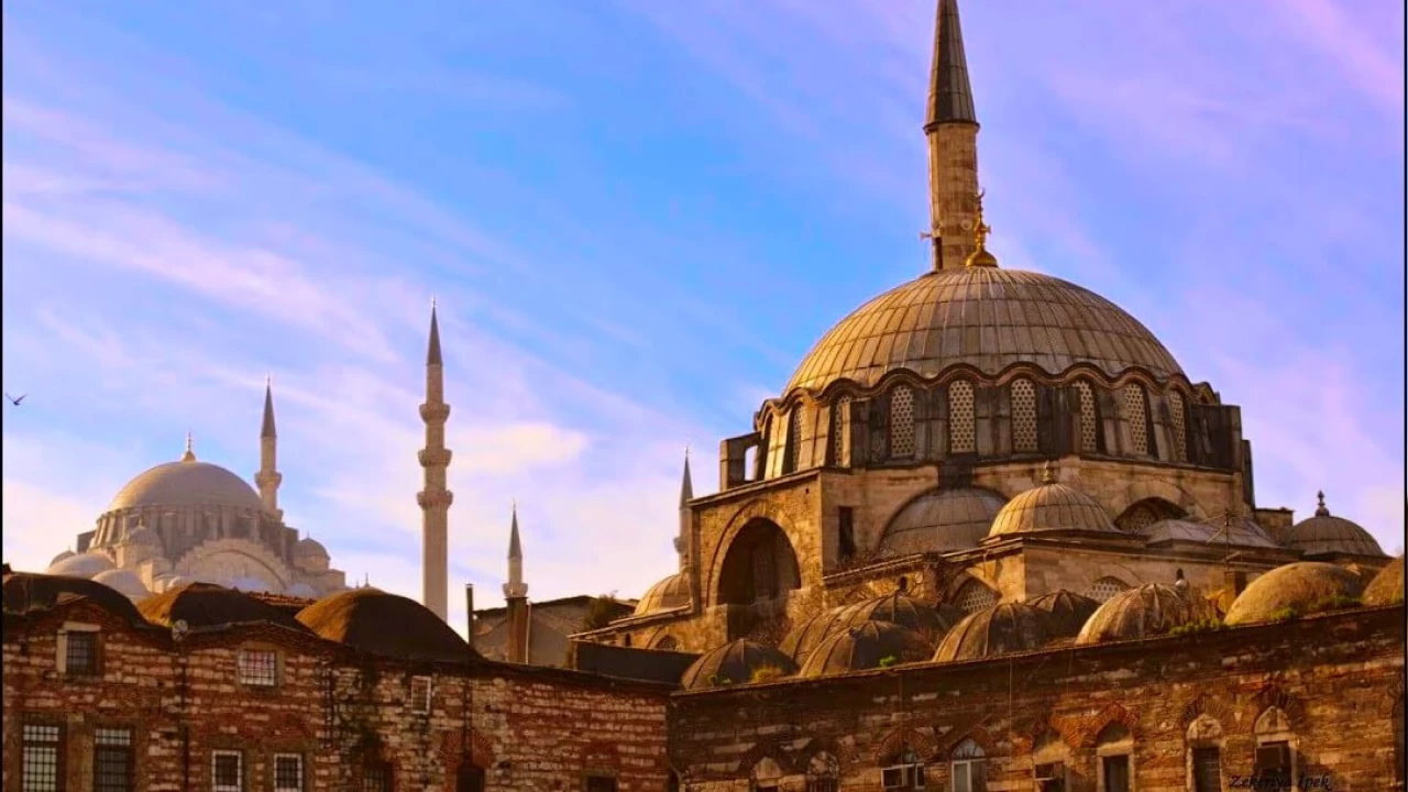 Rüstem Paşa Camii ve yakınındaki tarihi yapılar