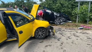 Sakarya'da iki otomobil kafa kafaya arpt: 8 yaral