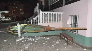 Salihli'yi fırtına vurdu: Minarenin külahı koptu, çok sayıda ağaç devrildi