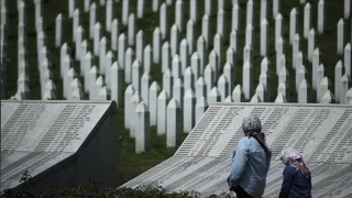 Srebrenitsa'da topraa verilecek 14 soykrm kurban iin mezar yerleri kazld