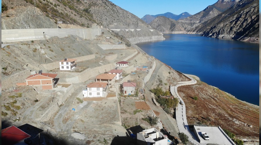 Sular altında kalan köylerini terk etmediler
