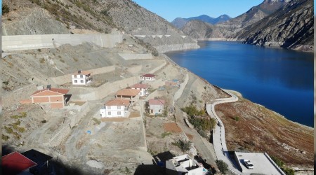 Sular altında kalan köylerini terk etmediler
