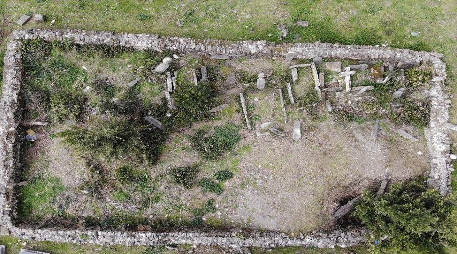 Tarihi mezarlığı talan ettiler