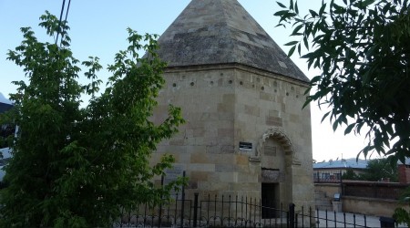 Tarihî yapılarıyla göz dolduruyor