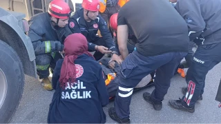 Tırın altında kalan karayolları işçisi hayatını kaybetti