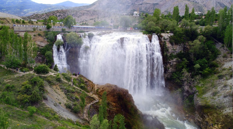 Tortum Şelalesi misafirlerini bekliyor