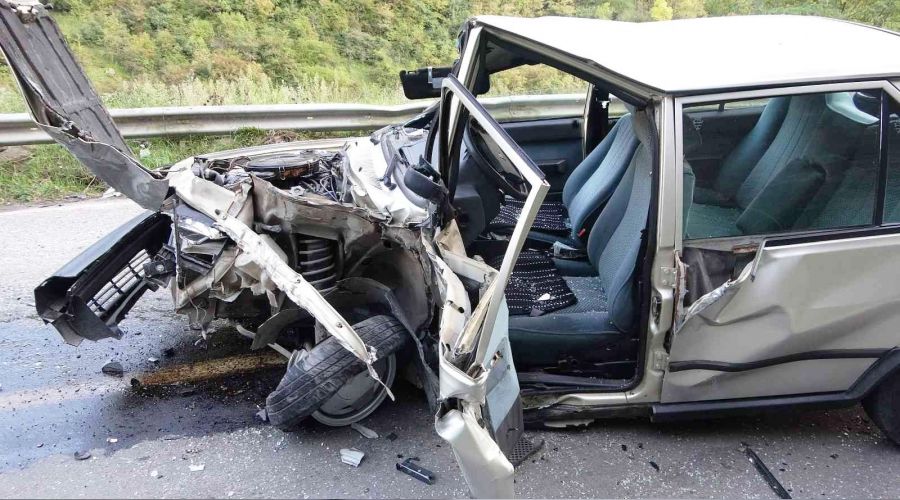 Trabzon'da iki araç kafa kafaya çarpıştı: 6 yaralı