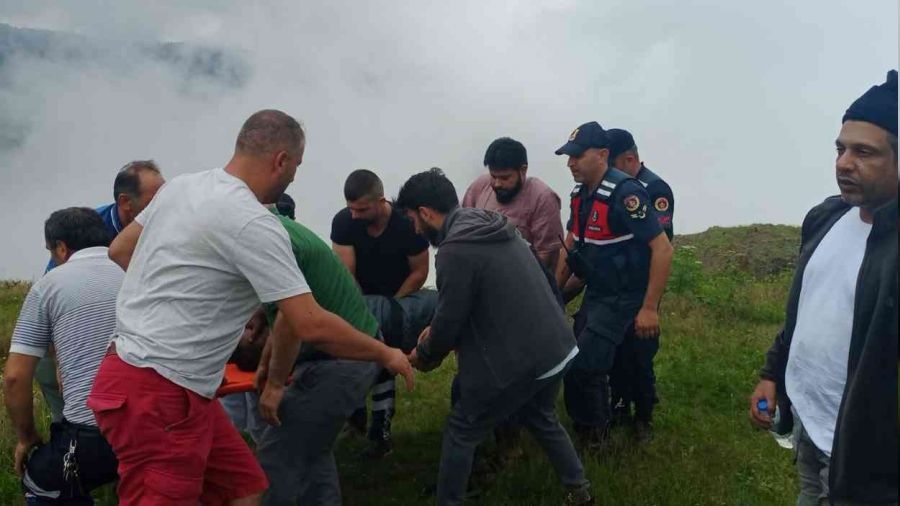 Trabzon'da uçuruma düşen turisti ekipler kurtardı