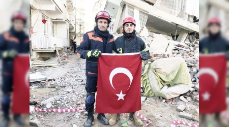 Türk bayrağını enkaz altında bırakmadılar