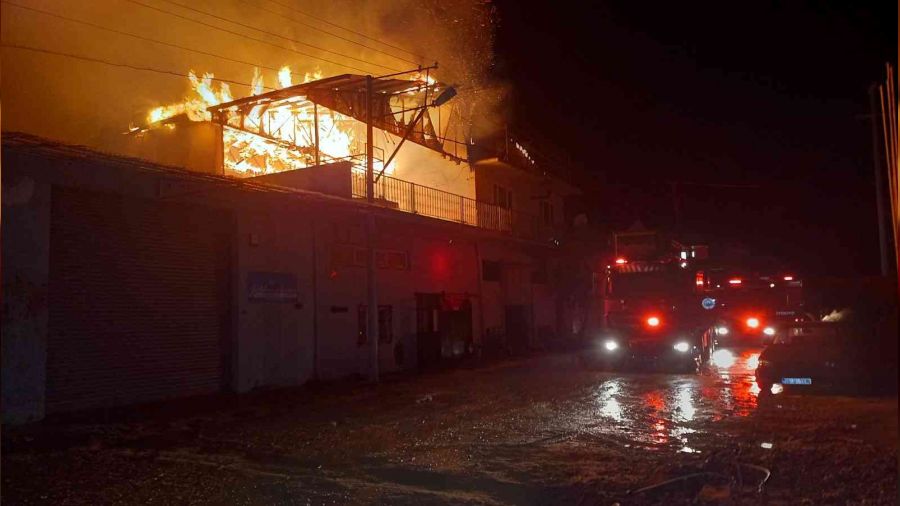 Uşak'ta mobilya atölyesinde yangın