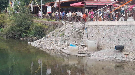 Uzungöl'ün kenarına moloz döküldü