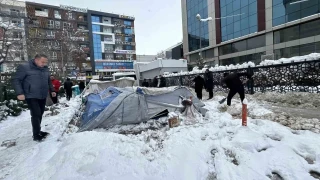 Van'da işçilerin eylem çadırı kar yağışı nedeniyle çöktü