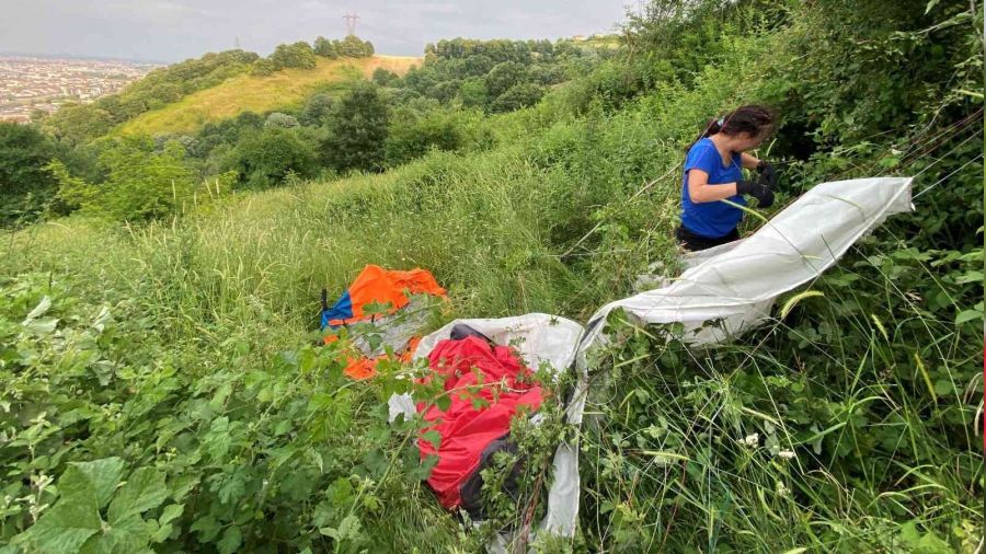Yamaç paraşütçüsü ağaçlık alana düştü