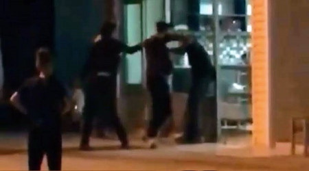 Yaşlı adamı acımasızca dövdü