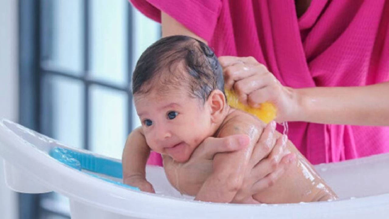 Yeni doan bebekler iin ilk banyo ne zaman ve nasl olmal?