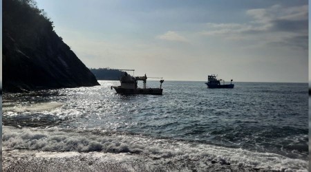 100 metreden denize uçan araç kıyıya çıkarıldı