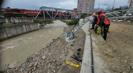 15 metreden düşen genci itfaiye kurtardı
