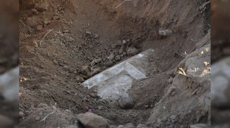 2 bin 500 yıllık lahit kapağı bulundu