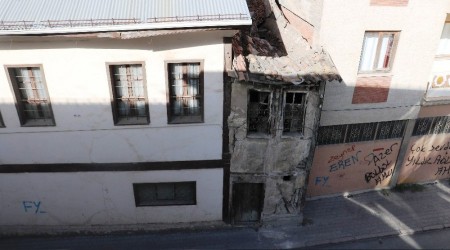 2 metre enindeki ev görünümüyle dikkat çekiyor