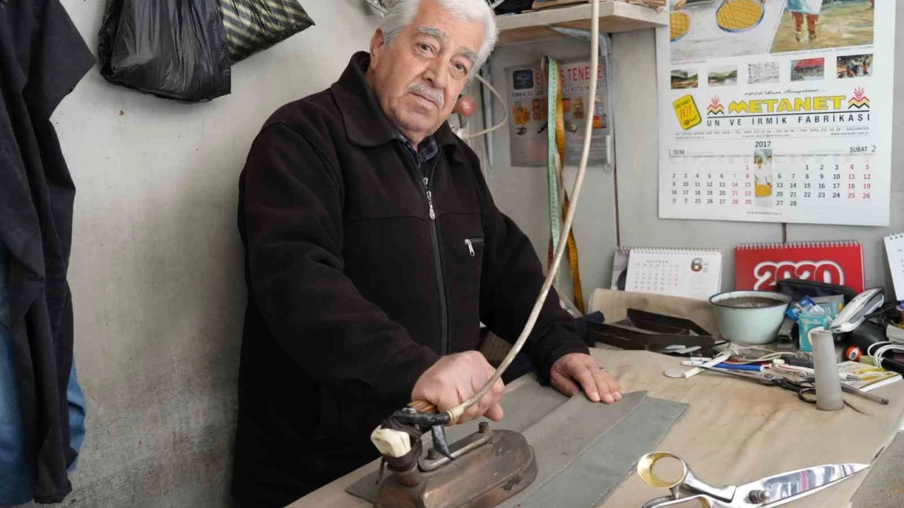 65 yıldır teknolojiye direnerek terzilik mesleğini yaşatıyor