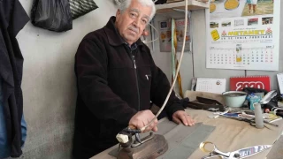 65 yıldır teknolojiye direnerek terzilik mesleğini yaşatıyor