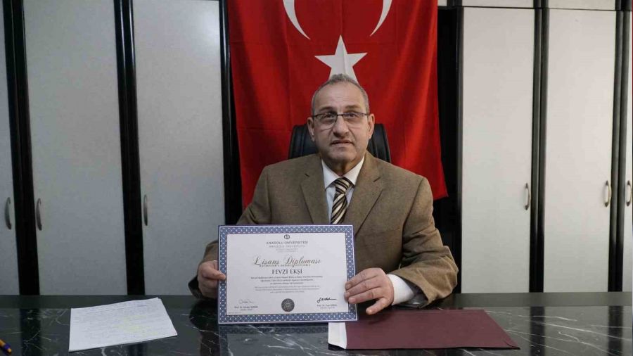 69 yaşında beşinci üniversiteden mezun oldu