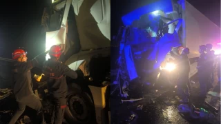 Adana'da tır emniyet şeridindeki otobüse çarptı: 14 yaralı