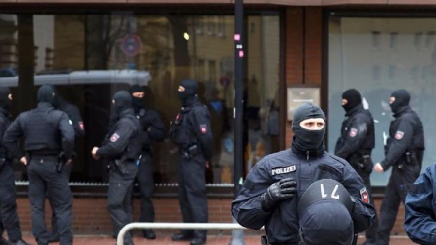 Almanya'da iilere ait cami derneklerine polis baskn