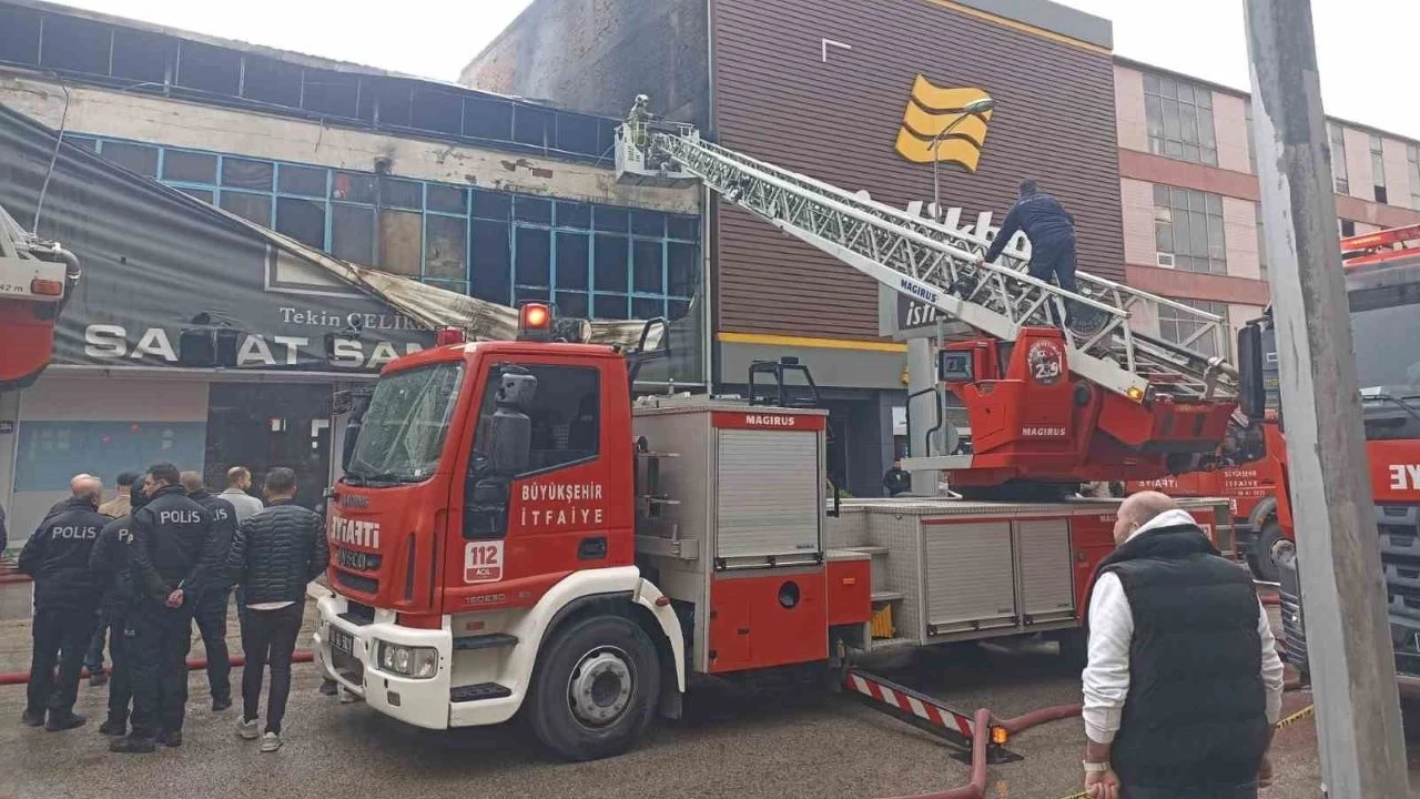 Ankara'da 2 katlı mobilya dükkanında yangın