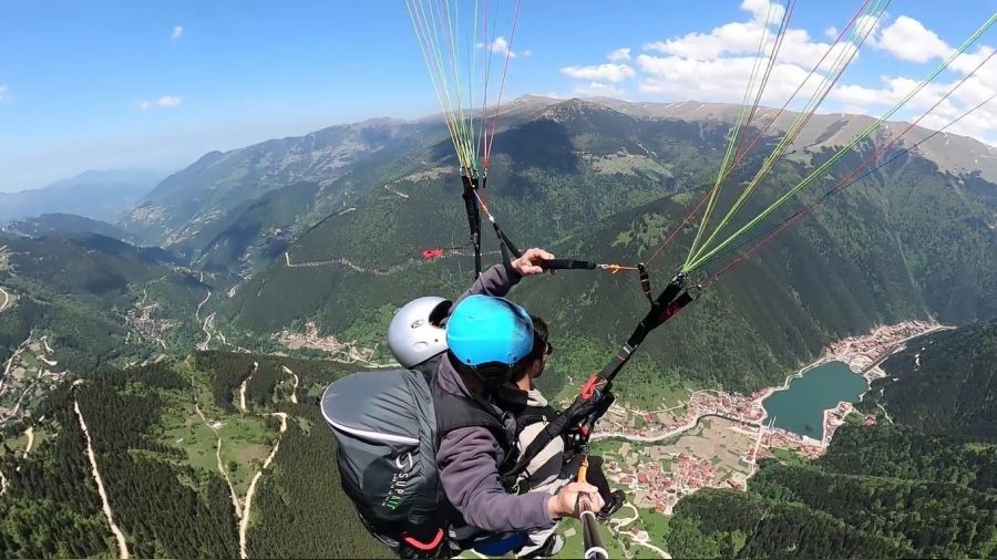 Arapların Uzungöl'de yamaç paraşütü keyfi