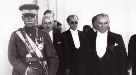 Atatürk Kerbela mersiyesini okutuyor