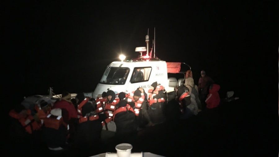 Ayvalık açıklarında 42 göçmen kurtarıldı