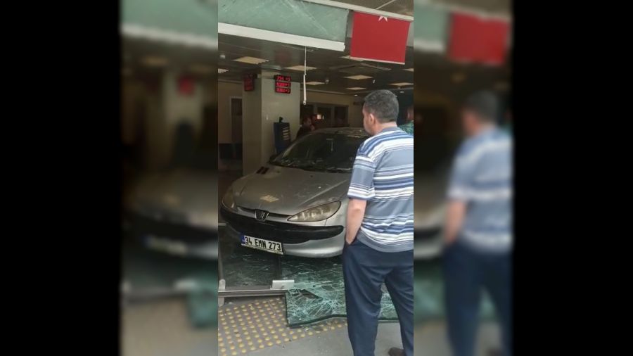 Bahçelievler'de otomobil bankaya daldı