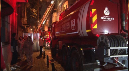 Balat'ta 4 katlı bina alev alev yandı